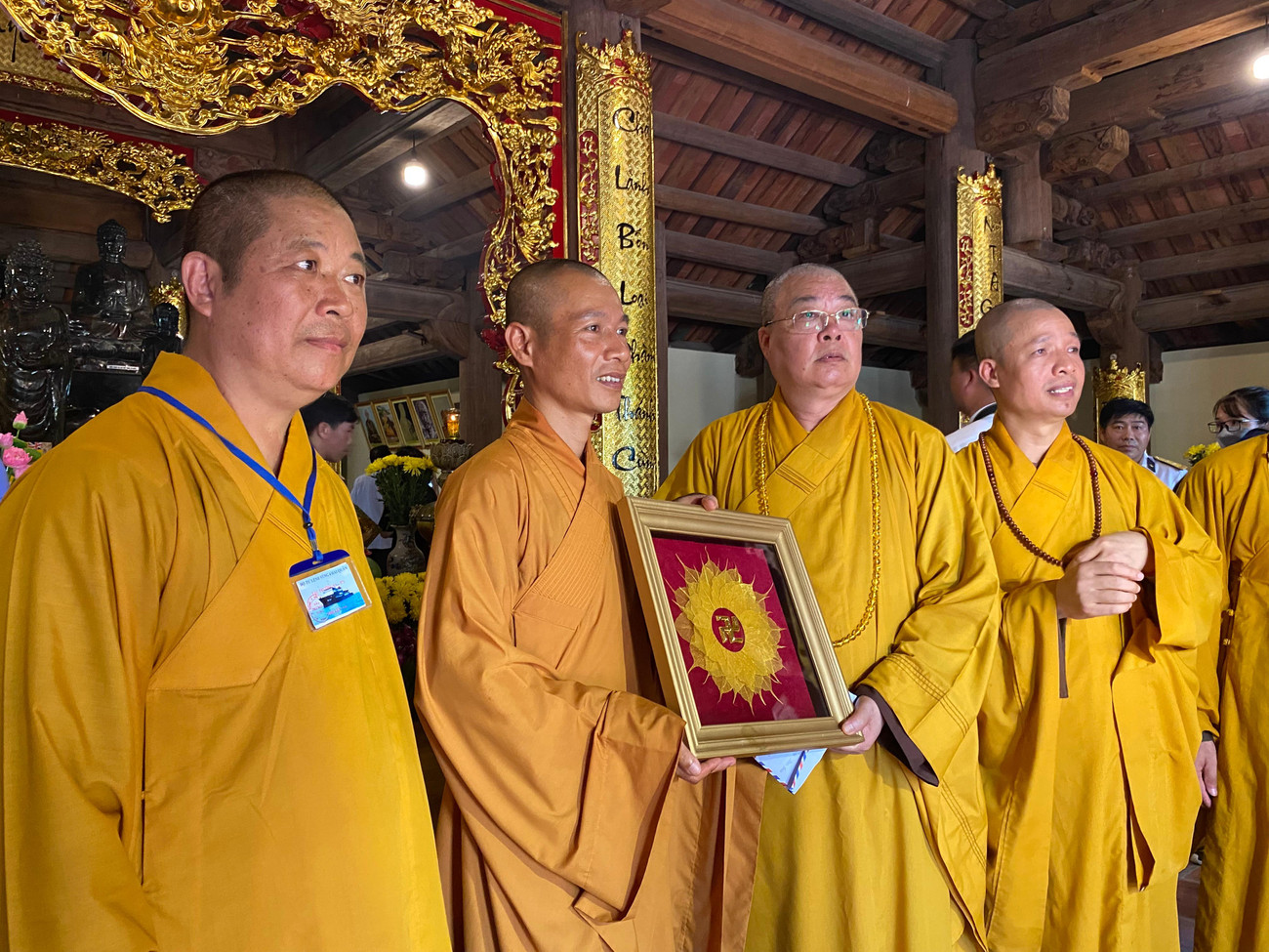 Hoà thượng Thích Thanh Nhiễu – Phó Chủ tịch Thường trực Hội đồng Trị sự Giáo hội Phật Giáo Việt Nam tặng bức tranh Lá bồ đề có hình chữ Vạn cho Đại Đức Thích Quy Nghĩa – trụ trì chùa Trường Sa Đông Hoà thượng Thích Thanh Nhiễu – Phó Chủ tịch Thường trực Hội đồng Trị sự Giáo hội Phật Giáo Việt Nam tặng bức tranh Lá bồ đề có hình chữ Vạn cho Đại Đức Thích Quy Nghĩa – trụ trì chùa Trường Sa Đông