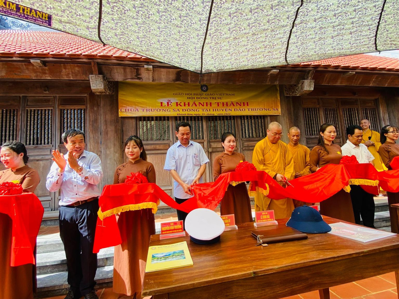 Cắt băng khánh thành công trình tôn tạo chùa Trường Sa Đông Cắt băng khánh thành công trình tôn tạo chùa Trường Sa Đông