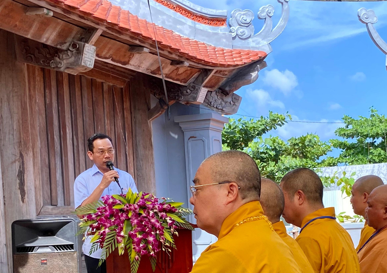 Đại tá Hồ Thanh Hoàn – Phó Chủ nhiệm chính trị Quân chủng Hải quân phát biểu tại Lễ khánh thành công trình tôn tạo chùa Trường Sa Đông: “Việc tu bổ, phục dựng các ngôi chùa tại Trường Sa là việc làm có ý nghĩa chính trị - xã hội, lịch sử, văn hóa, tính nhân văn, nhân bản sâu sắc, đáp ứng nhu cầu của quân và dân trong thực hành tín ngưỡng Phật giáo. Đồng thời, đó cũng là ý nguyện của toàn Đảng, toàn dân, toàn quân ta để khẳng định chủ quyền thiêng liêng của Tổ quốc Việt Nam...” Đại tá Hồ Thanh Hoàn – Phó Chủ nhiệm chính trị Quân chủng Hải quân phát biểu tại Lễ khánh thành công trình tôn tạo chùa Trường Sa Đông: “Việc tu bổ, phục dựng các ngôi chùa tại Trường Sa là việc làm có ý nghĩa chính trị - xã hội, lịch sử, văn hóa, tính nhân văn, nhân bản sâu sắc, đáp ứng nhu cầu của quân và dân trong thực hành tín ngưỡng Phật giáo. Đồng thời, đó cũng là ý nguyện của toàn Đảng, toàn dân, toàn quân ta để khẳng định chủ quyền thiêng liêng của Tổ quốc Việt Nam...”