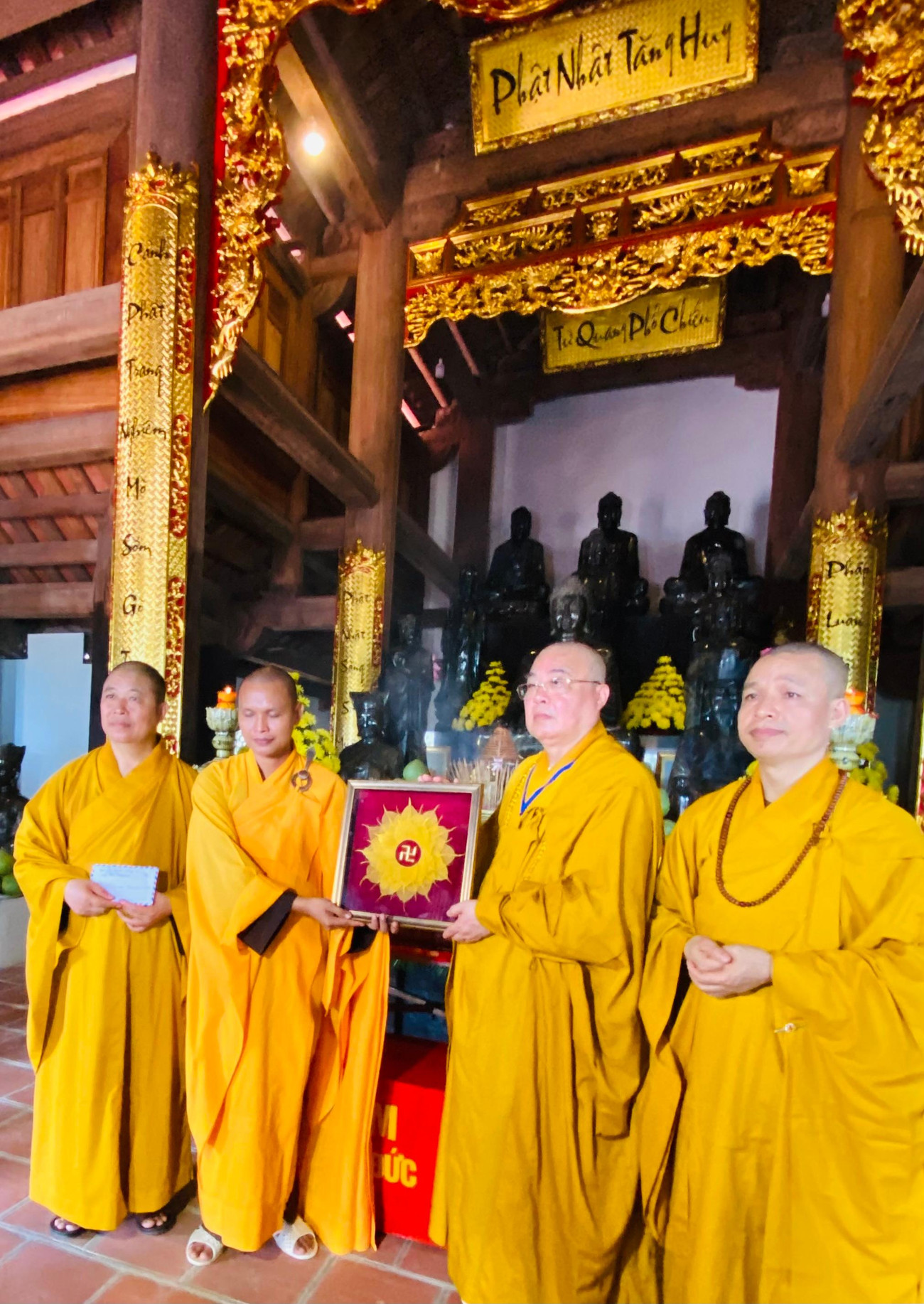 Hoà thượng Thích Thanh Nhiễu – Phó Chủ tịch Thường trực Hội đồng Trị sự Giáo hội Phật Giáo Việt Nam tặng bức tranh Lá bồ đề có hình chữ Vạn cho Đại Đức Thích Lệ Quang – trụ trì chùa Sinh Tồn Đông Hoà thượng Thích Thanh Nhiễu – Phó Chủ tịch Thường trực Hội đồng Trị sự Giáo hội Phật Giáo Việt Nam tặng bức tranh Lá bồ đề có hình chữ Vạn cho Đại Đức Thích Lệ Quang – trụ trì chùa Sinh Tồn Đông