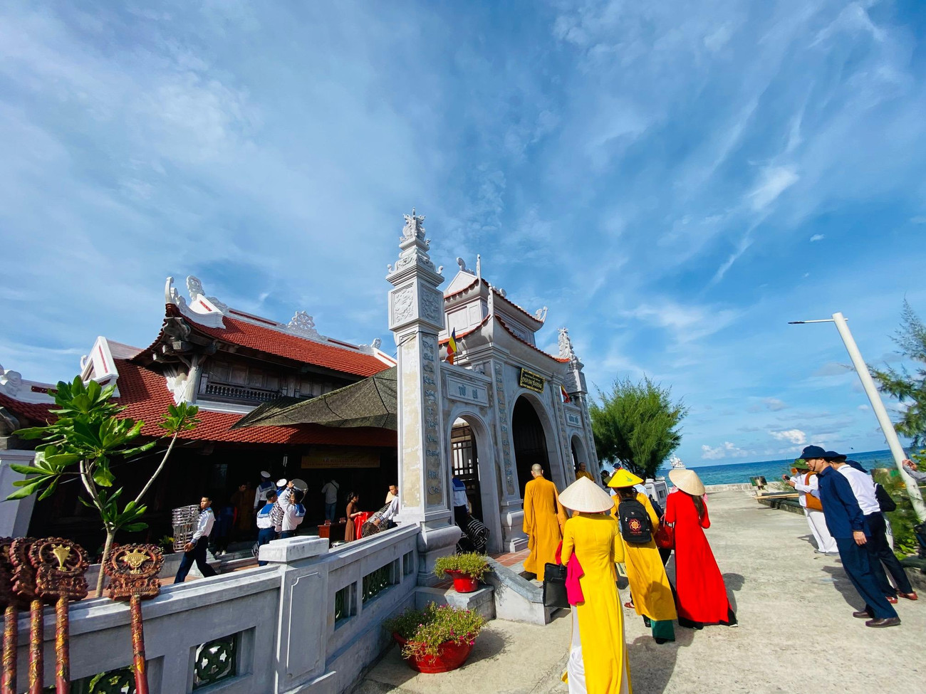 Chùa Sinh Tồn Đông nhìn từ bên ngoài Chùa Sinh Tồn Đông nhìn từ bên ngoài