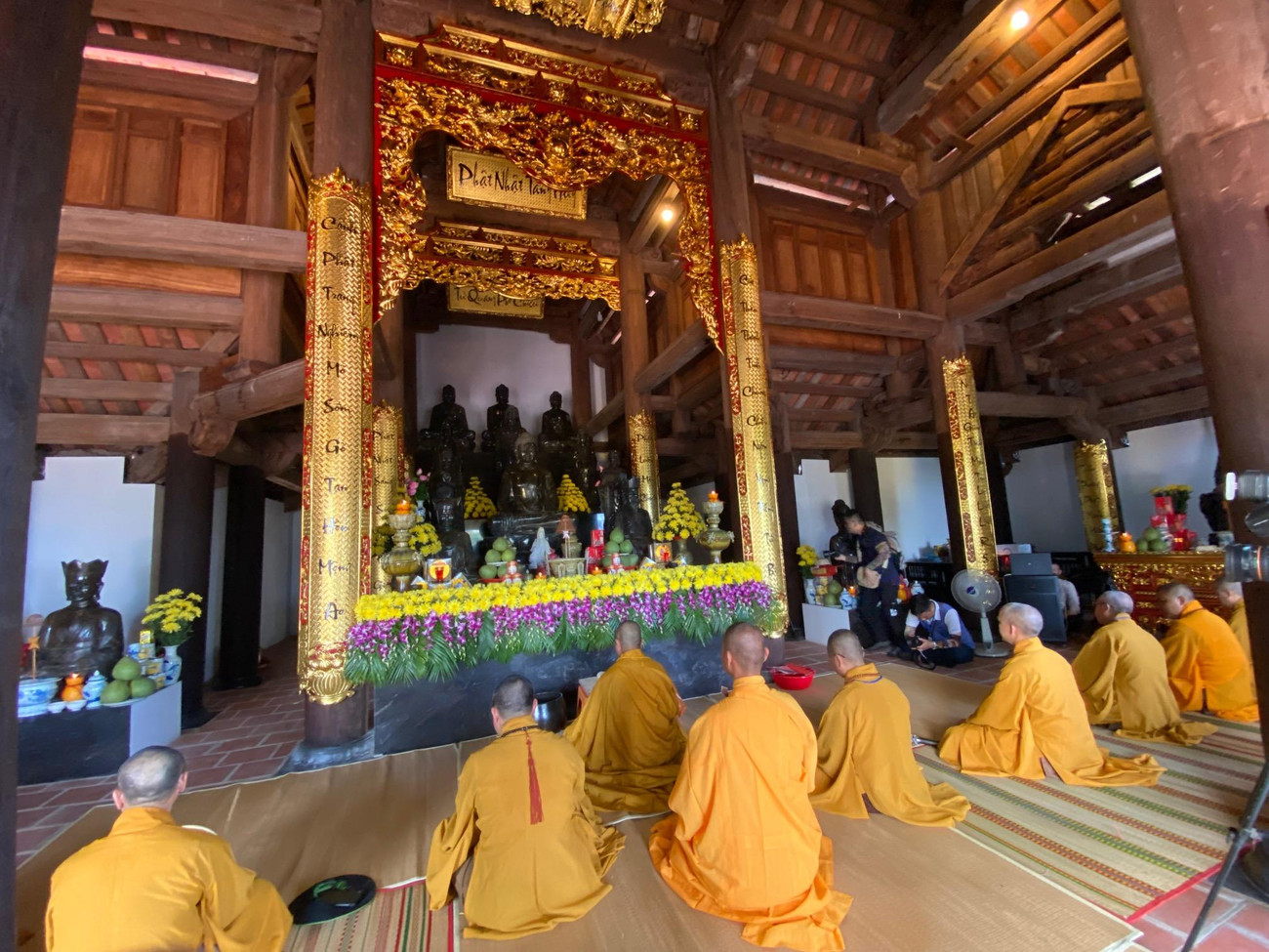 Các nhà sư làm lễ trong chùa Sinh Tồn Đông Các nhà sư làm lễ trong chùa Sinh Tồn Đông