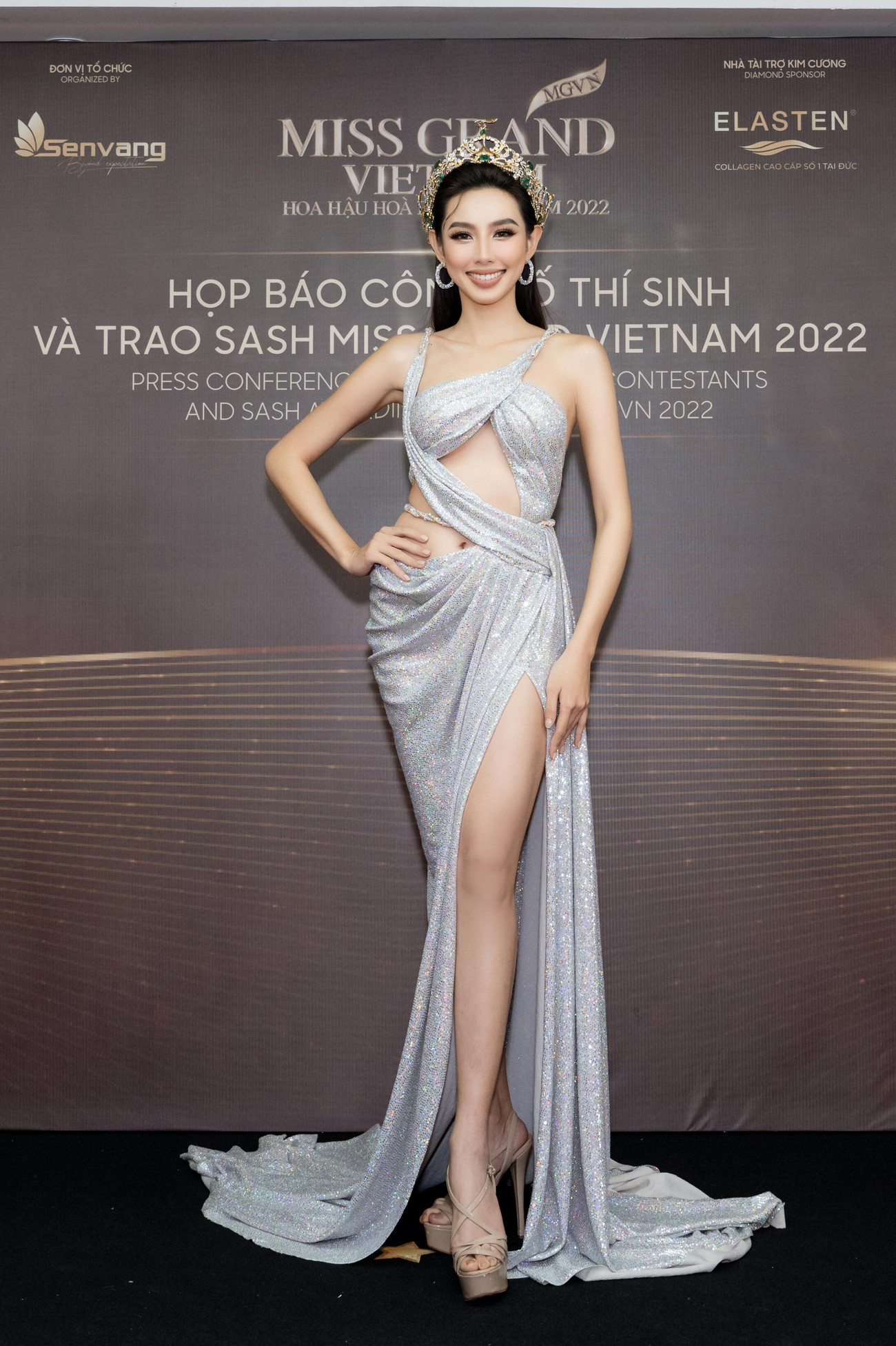Ngày 7/9, BTC cuộc thi Miss Grand Vietnam - Hoa hậu Hòa bình Việt Nam 2022 tổ chức sự kiện họp báo, chính thức ra mắt Top 52 thí sinh cũng như trao sash cho các thí sinh bước vào vòng Chung kết toàn quốc. Trước giờ G, hàng loạt các Hoa Á hậu, diễn viên, người mẫu xuất hiện tại thảm đỏ với loạt outfit đầy ấn tượng.