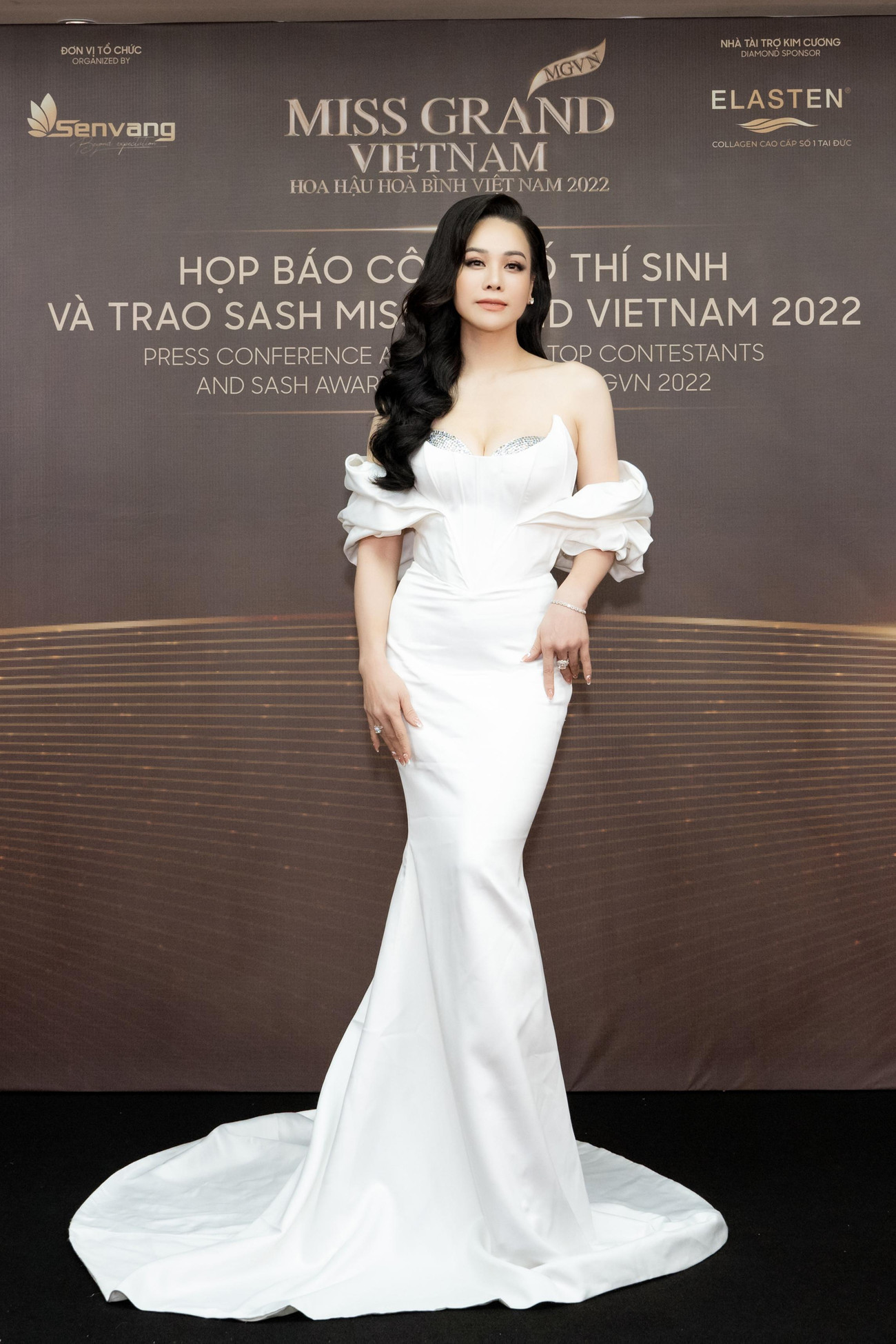 Diễn viên Nhật Kim Anh lộng lẫy trên thảm đỏ.