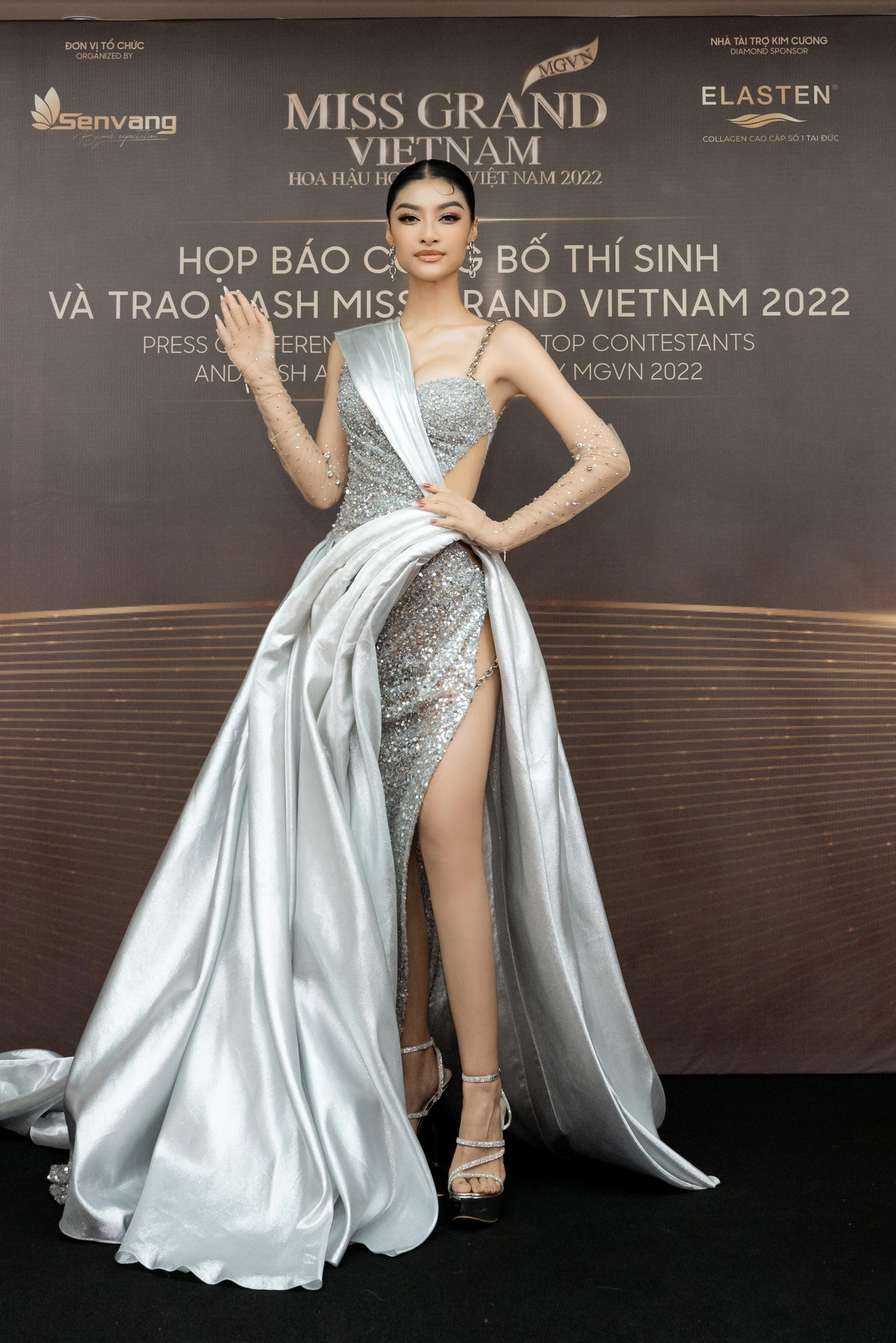 Á hậu Kiều Loan lộng lẫy với váy dạ hội tông màu bạc lấp lánh.