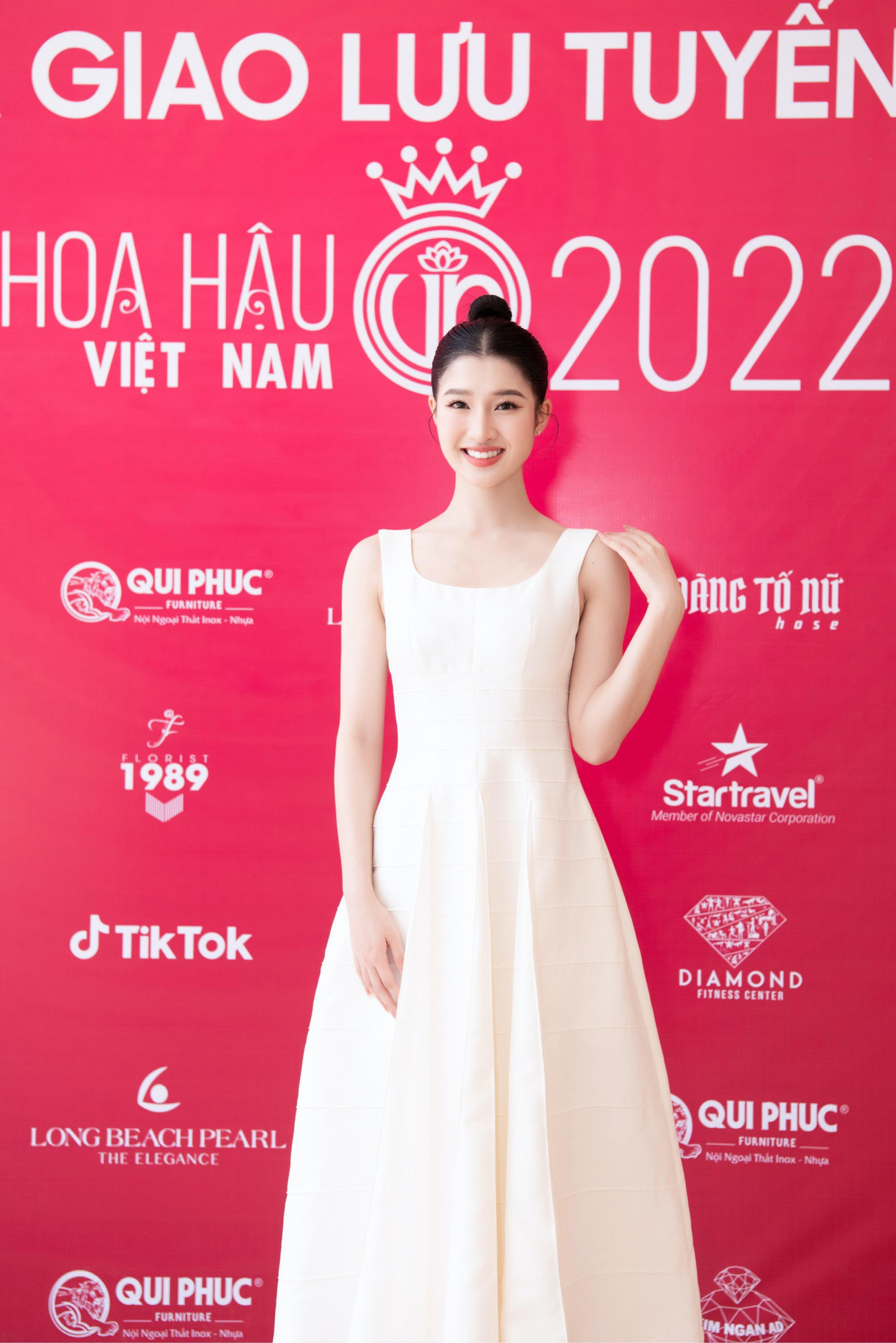 Trong buổi tuyển sinh ngày 5/9 được diễn ra tại Đại học Hồng Đức, Hoa hậu Đỗ Thị Hà và Á hậu Phương Nhi ngay khi vừa xuất hiện tại đây đã nhanh chóng chiếm trọn ánh nhìn bởi nhan sắc xinh đẹp cùng sự thân thiện, gần gũi.