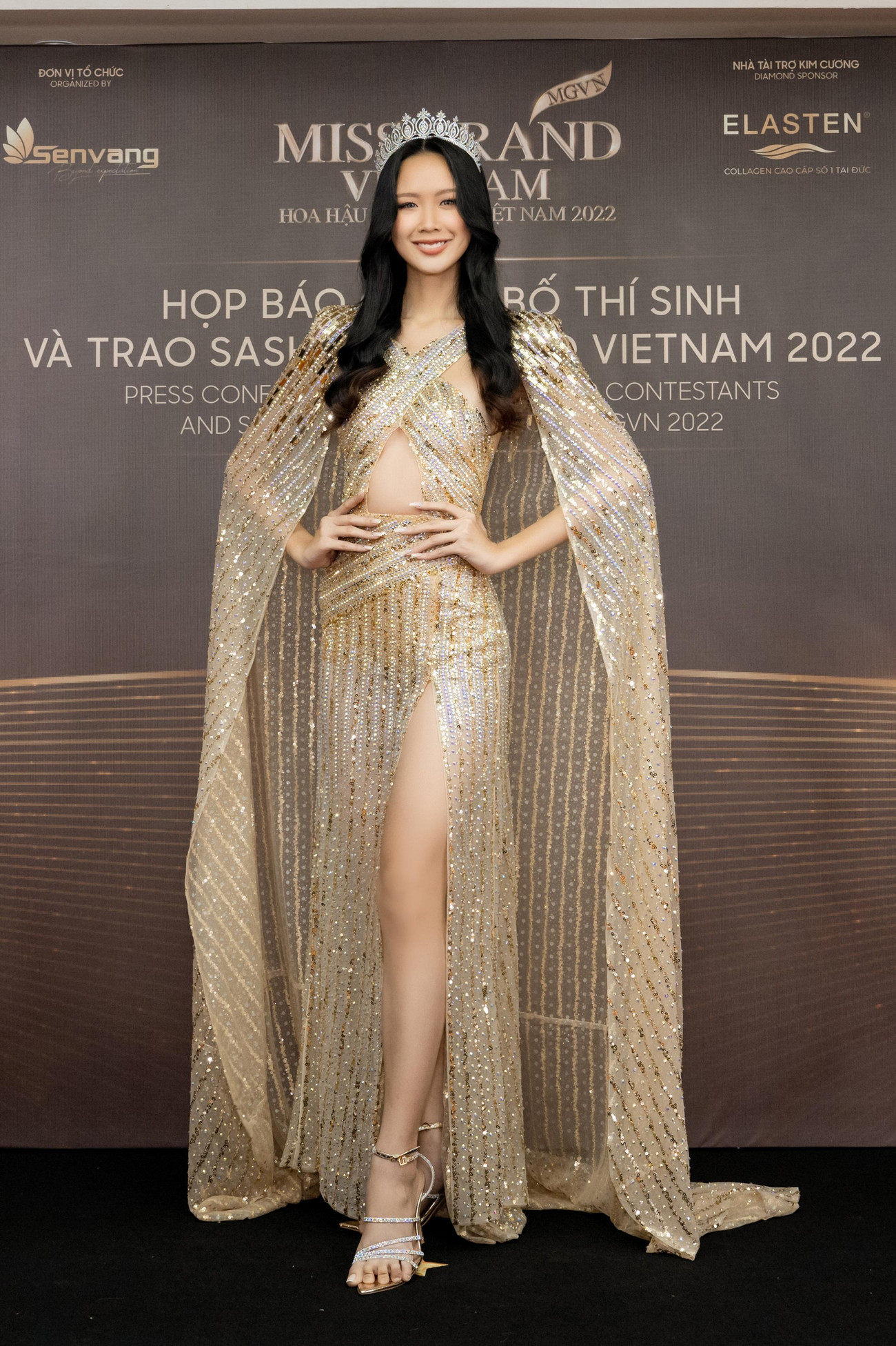 Á hậu Bảo Ngọc lộng lẫy tựa 'nữ thần' với váy dạ hội xuyên thấu đi kèm áo choàng lấp lánh.