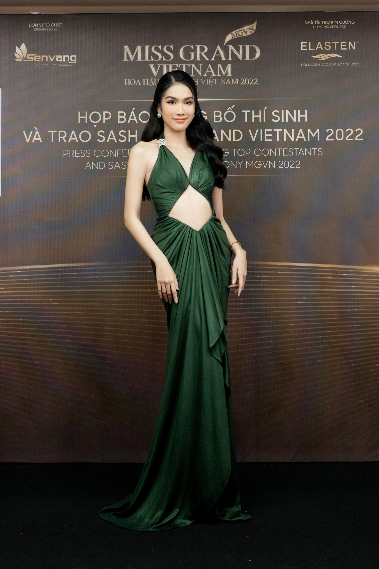 Á hậu Phương Anh diện váy xanh cut-out táo bạo khoe đường cong sexy.