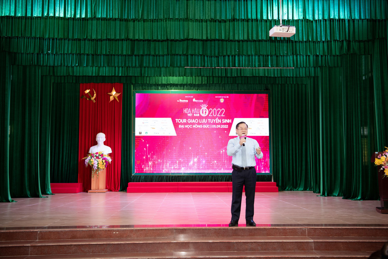 Nhà báo Lê Xuân Sơn - Tổng Biên tập báo Tiền Phong, Trưởng Ban tổ chức Hoa hậu Việt Nam 2022 phát biểu chào mừng tại sự kiện cũng như giải đáp những thắc mắc đến các bạn sinh viên.