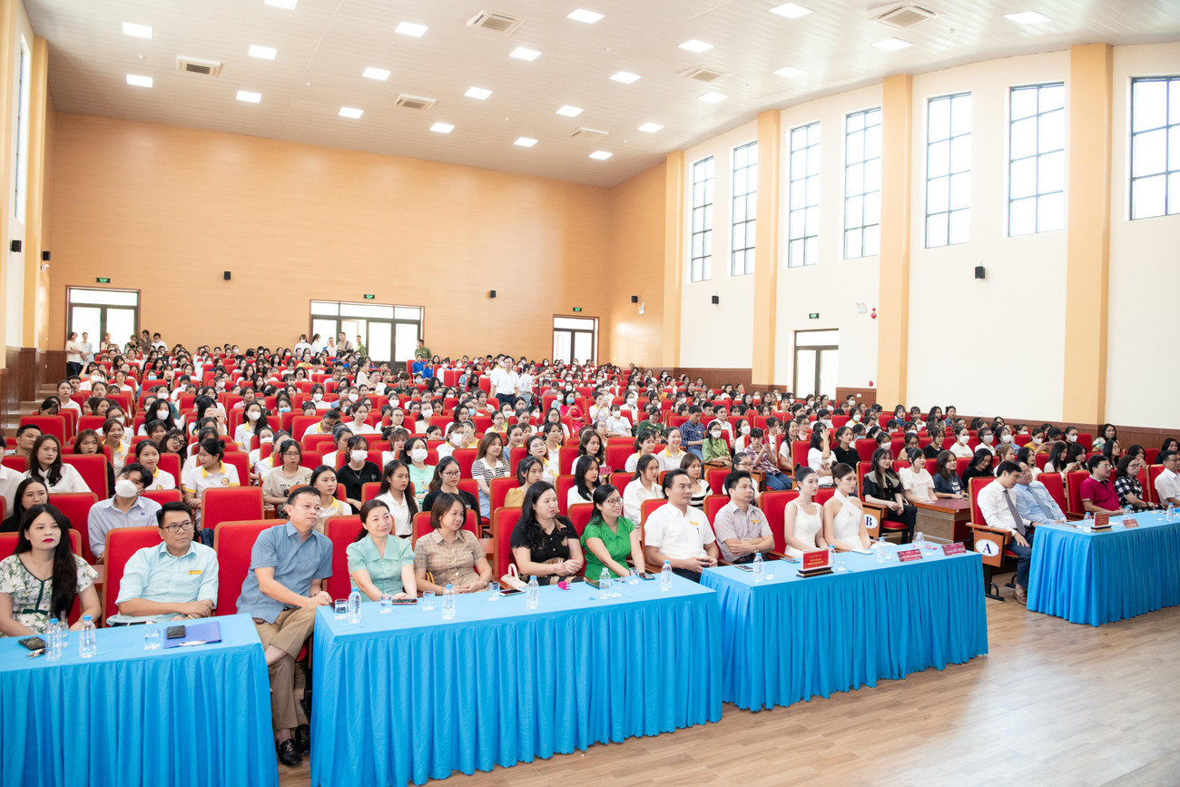 Hàng trăm bạn sinh viên đã tới hội trường để tham dự sự kiện và có cơ hội được gặp gỡ với hai nàng hậu xứ Thanh xinh đẹp.