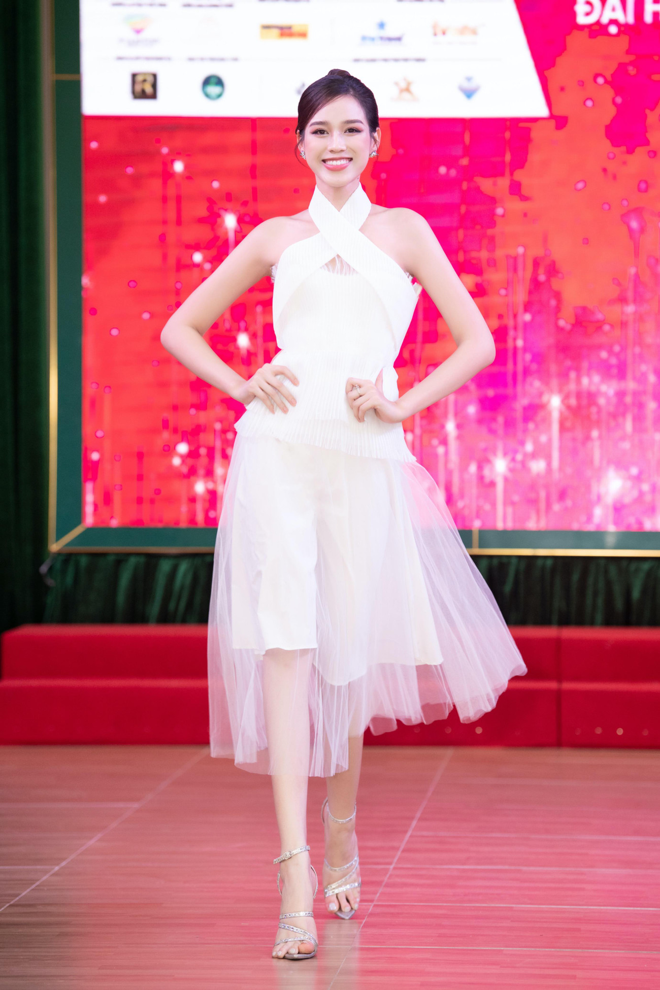 Hoa hậu Đỗ Thị Hà còn trổ tài catwalk trên sân khấu và nhận được những tràng pháo tay không ngớt.