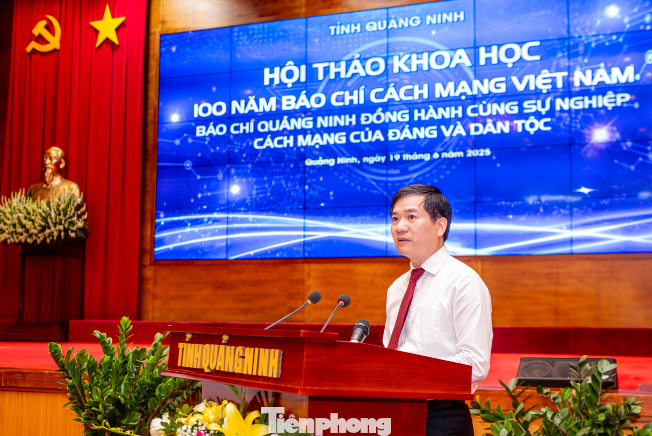 Ông Vũ Quyết Tiến, Phó Bí thư Tỉnh ủy Quảng Ninh chúc mừng các nhà báo, đội ngũ phóng viên, biên tập viên, người làm báo nhân kỷ niệm 100 năm Ngày Báo chí Cách mạng Việt Nam. Ảnh: Quốc Nam. Ông Vũ Quyết Tiến, Phó Bí thư Tỉnh ủy Quảng Ninh chúc mừng các nhà báo, đội ngũ phóng viên, biên tập viên, người làm báo nhân kỷ niệm 100 năm Ngày Báo chí Cách mạng Việt Nam. Ảnh: Quốc Nam.