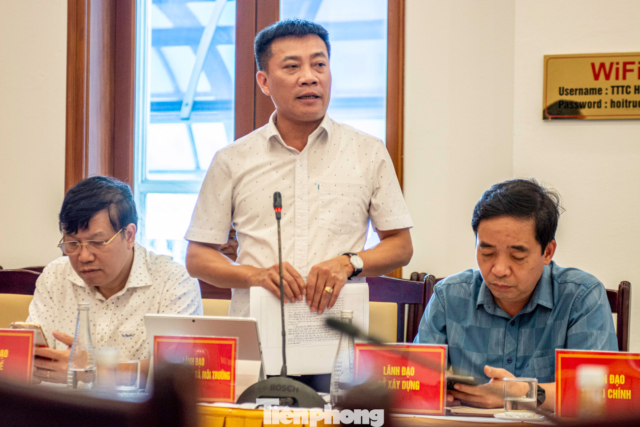 Ông Ngọc Thái Hoàng, Phó Giám đốc Sở Nông nghiệp và Môi trường trả lời câu hỏi của Báo Tiền Phong liên quan đến dự án chung cư Times Garden Hạ Long. Ảnh: Quốc Nam.
