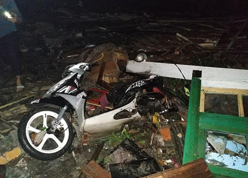 Khung cảnh tan hoang sau trận sóng thần kinh hoàng ở Indonesia ảnh 8