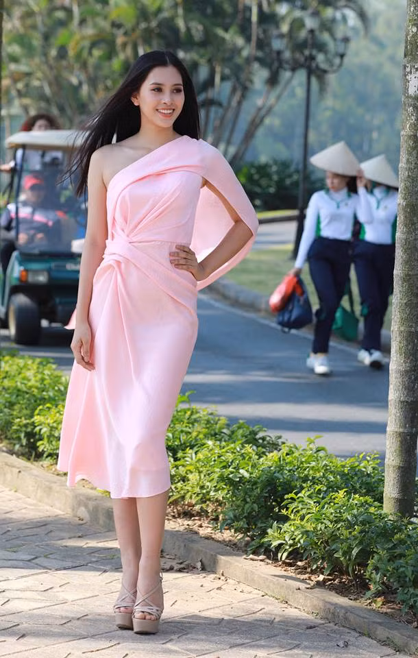 Hoa hậu Tiểu Vy và dàn người đẹp bên thềm Tiền Phong Golf Championship ảnh 3