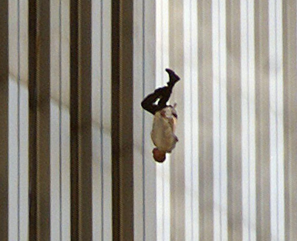 “Người đàn ông rơi” trở thành một trong những bức ảnh biểu tượng về sự kiện 11/9. Ảnh: AP