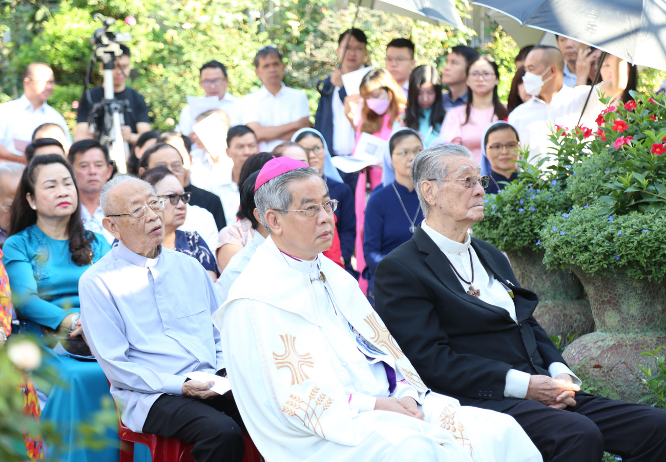 Đức Giuse Nguyễn Năng, Tổng Giám mục Tổng Giáo phận TPHCM (y phục trắng, hàng đầu) cùng các chức sắc, tu sĩ tham dự lễ. Ảnh: Ngô Tùng