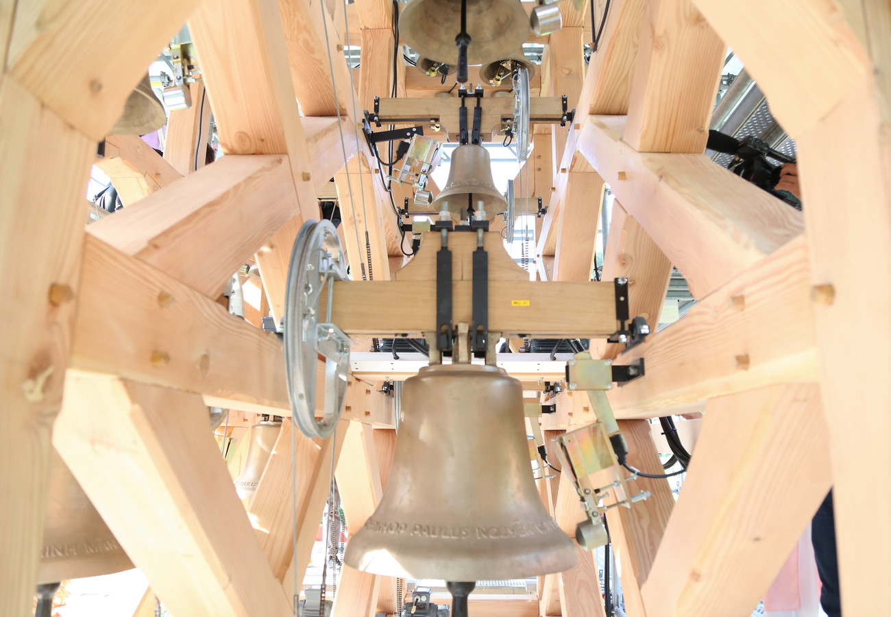 Dàn chuông được nâng đỡ bằng kết cấu gỗ đặc biệt (tiếng Việt gọi là linh sam). Loại gỗ đặc biệt này đảm bảo chịu lực, chịu rung lắc, phù hợp với thời tiết nóng ẩm của TPHCM.