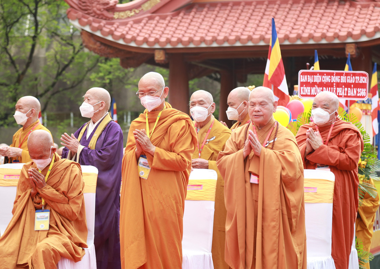 Tăng ni, phật tử cầu nguyện cho thế giới hòa bình, chúng sinh an lạc.