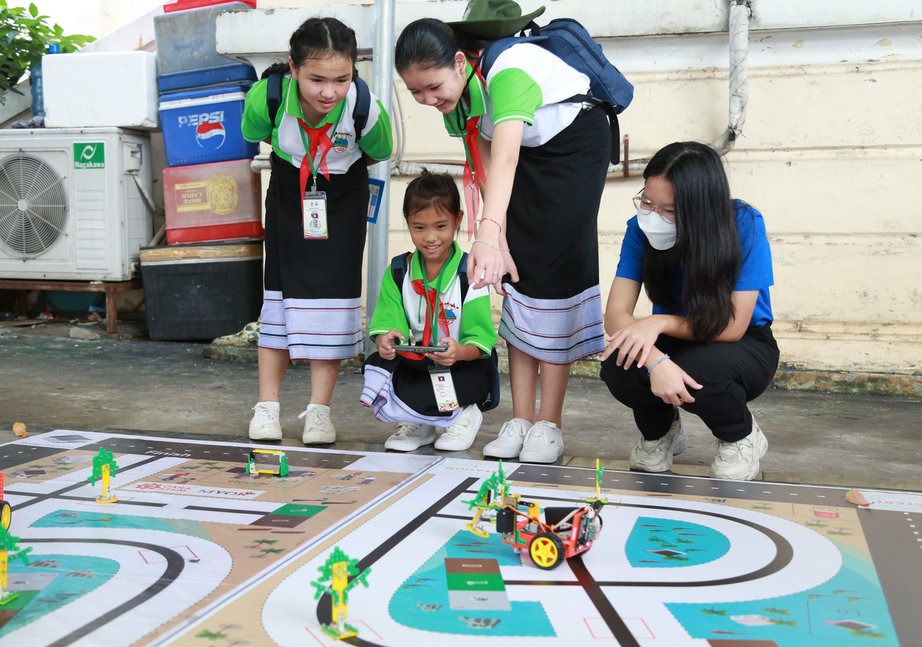 Các bạn nhỏ 3 nước cùng trải nghiệm một số hoạt động sáng tạo, trò chơi dân gian tại Nhà thiếu nhi TPHCM.