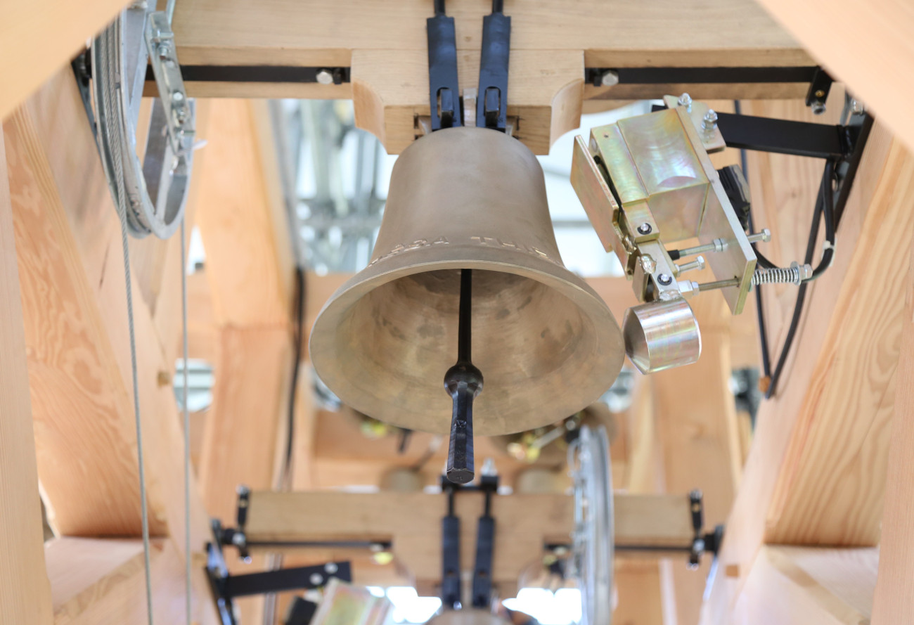 Chuông được chế tạo bằng đồng pha kẽm cùng một số kim loại khác.