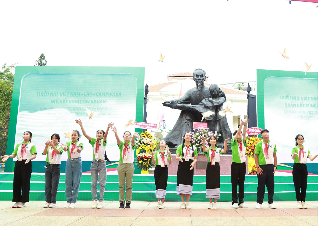 Thiếu nhi 3 nước thả chim bồ câu chào mừng liên hoan.