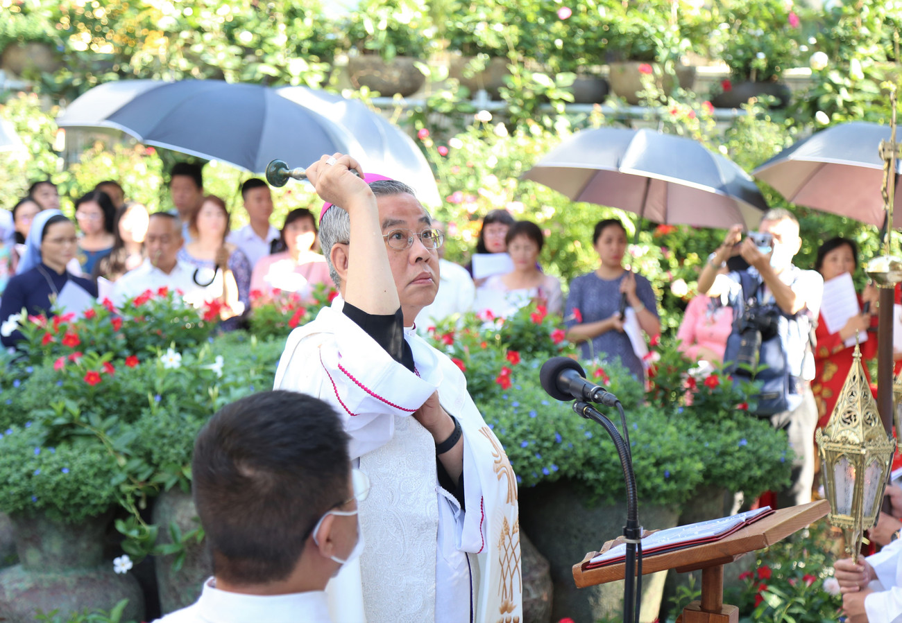 Đức Giuse Nguyễn Năng làm phép khánh thành dàn giao hưởng chuông.