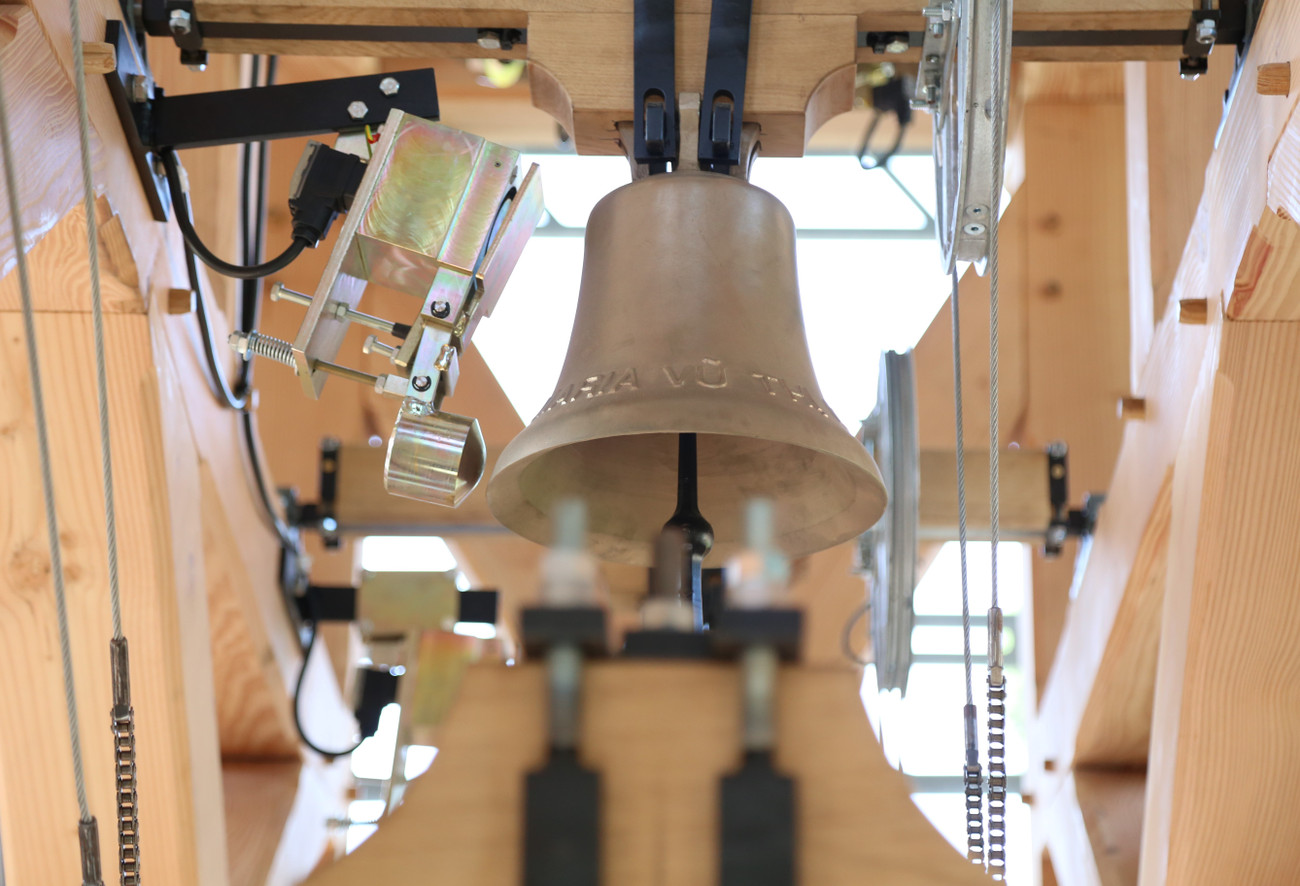 Cùng với đó, tên của các cá nhân có đóng góp, ủng hộ to lớn cho công tác đầu tư dàn chuông và hoạt động đại trùng tu Nhà thờ Đức Bà cũng được khắc lên các quả chuông khác nhỏ hơn.