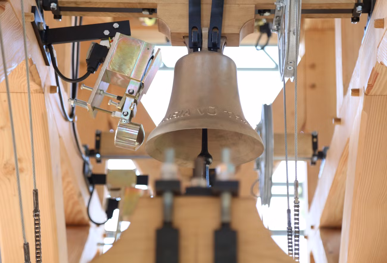 Cùng với đó, tên của các cá nhân có đóng góp, ủng hộ to lớn cho công tác đầu tư dàn chuông và hoạt động đại trùng tu Nhà thờ Đức Bà cũng được khắc lên các quả chuông khác nhỏ hơn.