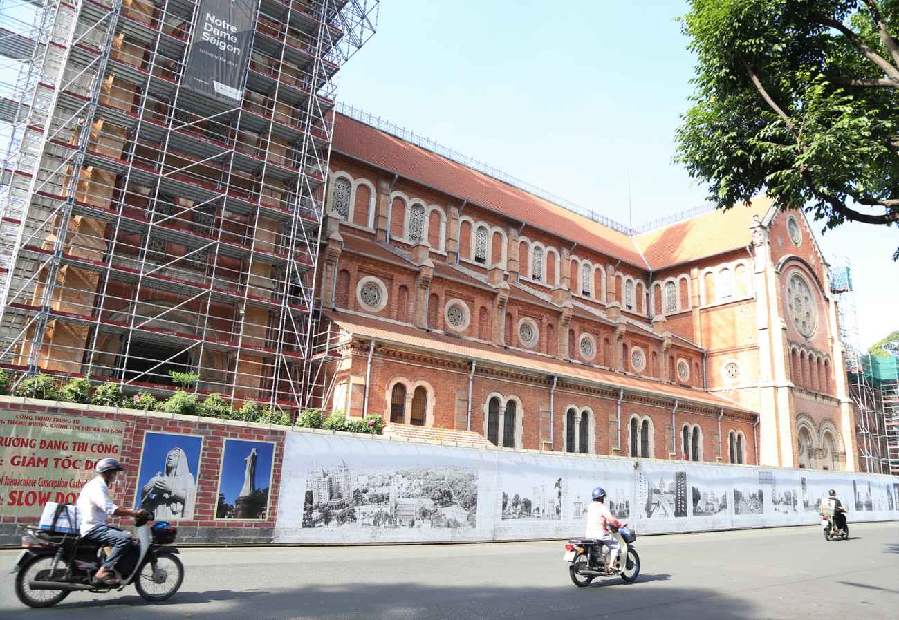 Công trình Nhà thờ Đức Bà đang được tiến hành trùng tu, dự kiến sẽ hoàn thành vào cuối năm 2027.