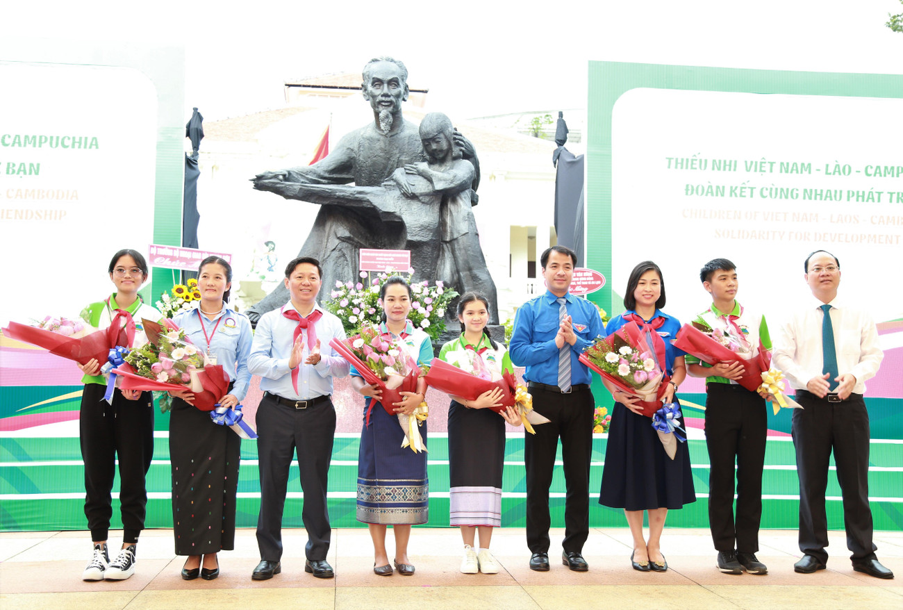 Anh Ngô Văn Cương cùng các vị lãnh đạo Trung ương TPHCM trao hoa chúc mừng các đoàn đại biểu tham dự liên hoan. Ảnh: Ngô Tùng