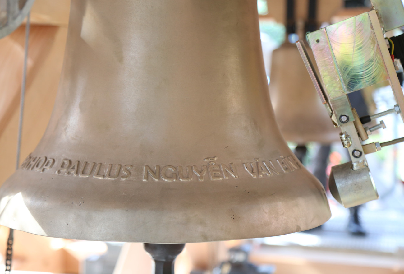 Trên các quả chuông có khắc tên Đức Tổng Giám mục Tổng Giáo phận TPHCM các thời kỳ.