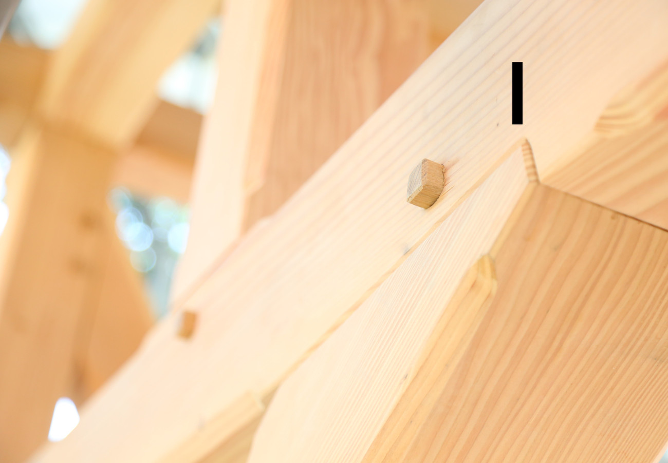 Khung đỡ dàn chuông sử dụng kỹ thuật ghép mộng để hạn chế tối đa việc dội âm thanh kim loại, giúp chất lượng âm thanh chuông đạt mức cao nhất.