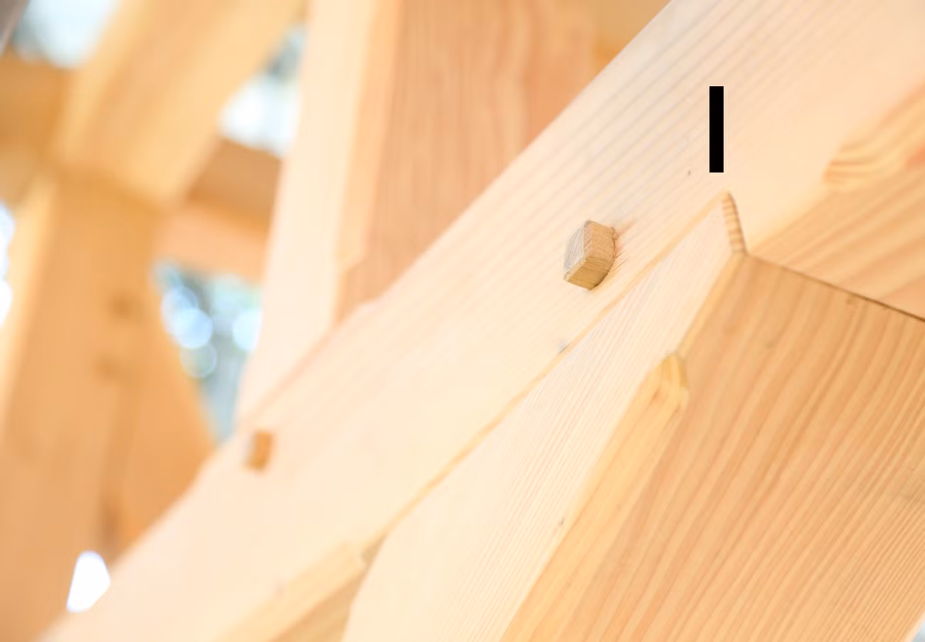 Khung đỡ dàn chuông sử dụng kỹ thuật ghép mộng để hạn chế tối đa việc dội âm thanh kim loại, giúp chất lượng âm thanh chuông đạt mức cao nhất.