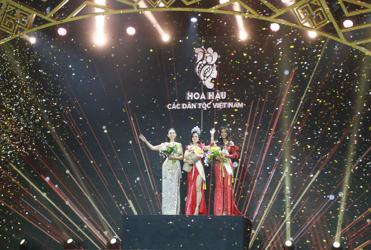 Top 3 trong giờ phút đăng quang. Top 3 trong giờ phút đăng quang.