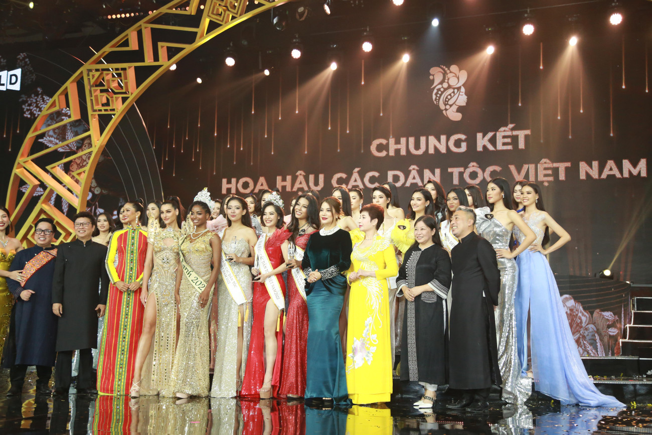 Các thí sinh đêm chung kết chụp ảnh lưu niệm cùng Ban tổ chức, Ban giám khảo. Ảnh: Ngô Tùng Các thí sinh đêm chung kết chụp ảnh lưu niệm cùng Ban tổ chức, Ban giám khảo. Ảnh: Ngô Tùng