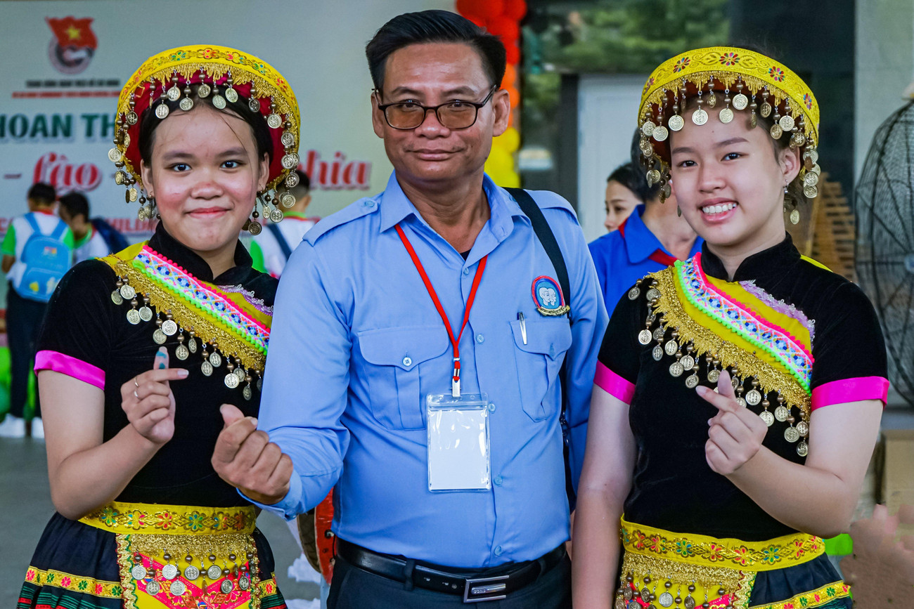 Phụ trách thiếu nhi cùng các em thiếu nhi tại liên hoan.