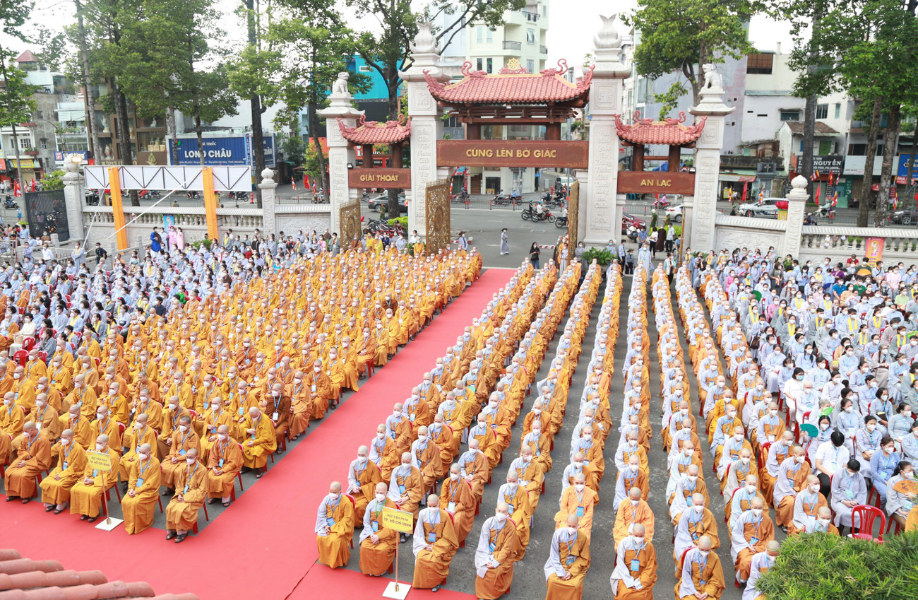 Ngay sau nghi thức chào cờ trang trọng cùng nghi thức dâng hoa kính mừng Phật đản, Trưởng lão Hòa thượng Thích Trí Quảng - quyền pháp chủ Giáo hội Phật giáo Việt Nam - đọc thông điệp Phật đản Phật lịch 2566. Hòa thượng Thích Trí Quảng cho biết, mùa Phật đản năm nay được tổ chức trong không khí hân hoan sau hơn 2 năm ảnh hưởng bởi dịch bệnh COVID-19. Ảnh: Ngô Tùng