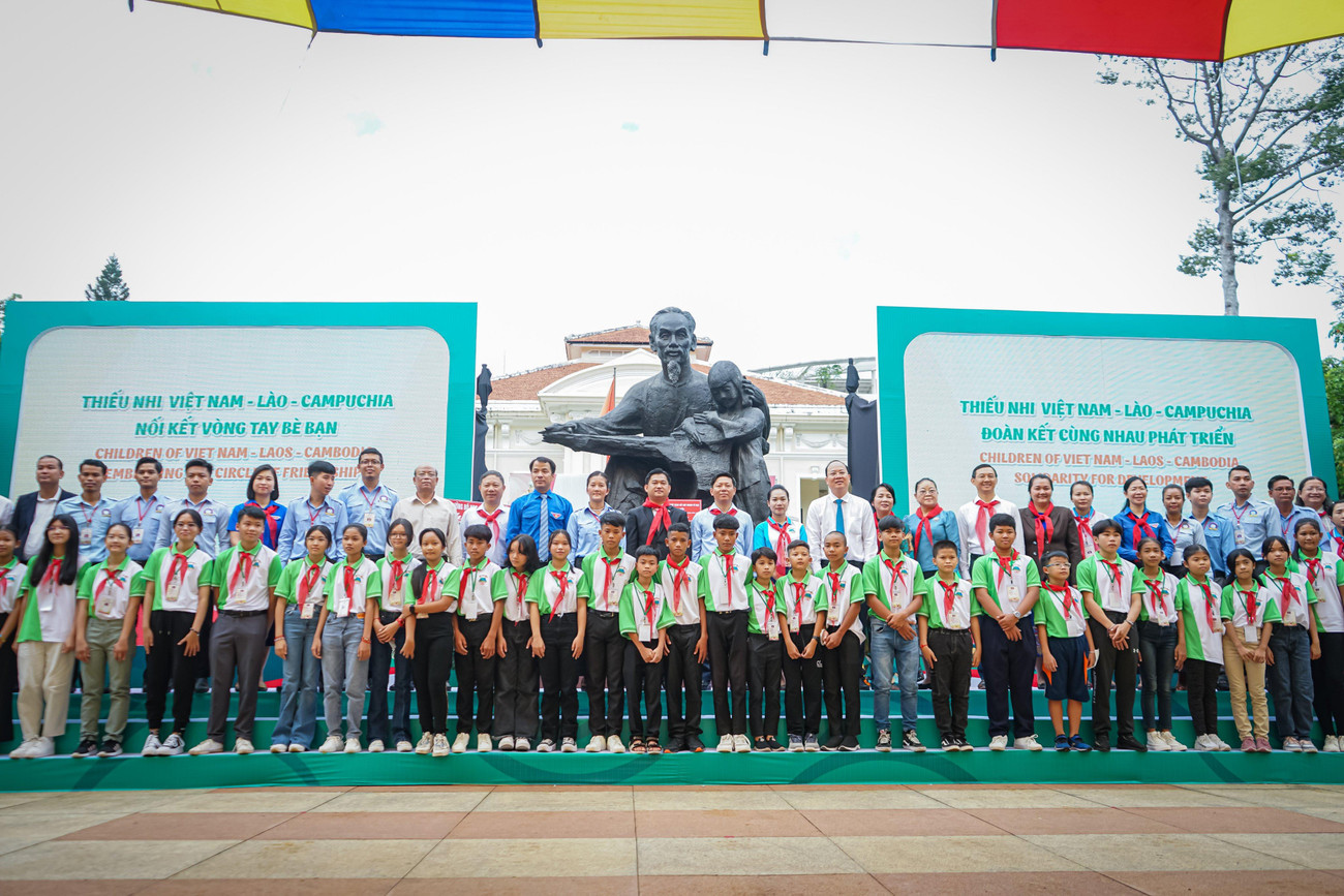 Các vị lãnh đạo chụp ảnh lưu niệm cùng đại biểu thiếu nhi 3 nước.