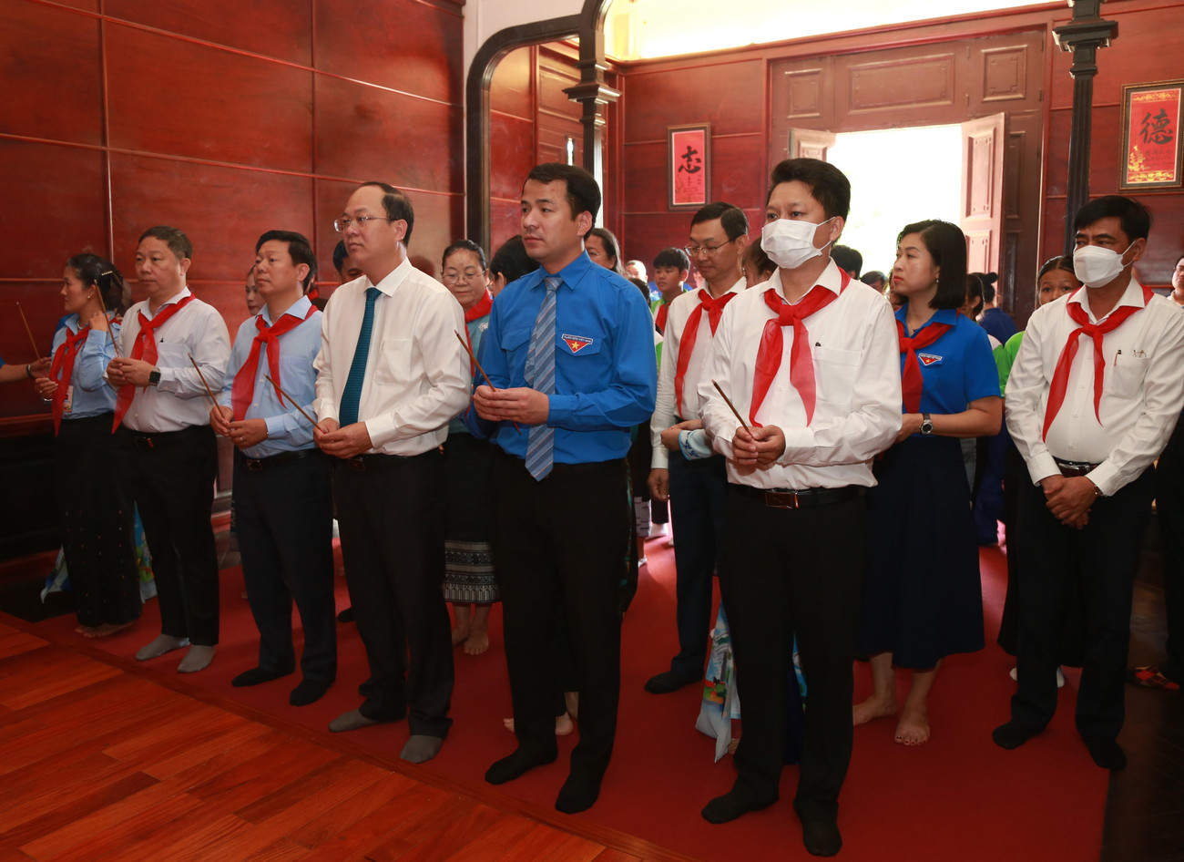 Lãnh đạo Ban Tuyên giáo Trung ương, Trung ương Đoàn, TPHCM dâng hương tưởng niệm Chủ tịch Hồ Chí Minh tại Nhà thiếu nhi TPHCM.