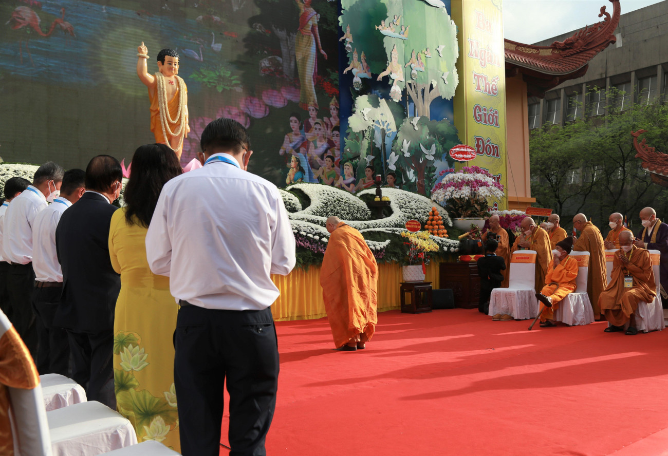 Sau 3 hồi chuông trống bát nhã, tăng ni, phật tử cùng đại biểu thực hiện nghi thức cúng dường Phật đản.
