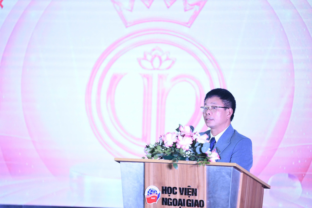 Nhà báo Phùng Công Sưởng, Tổng Biên tập báo Tiền Phong, Trưởng Ban Tổ chức cuộc thi Hoa hậu Việt Nam 2024 phát biểu tại Học viện Ngoại giao. (Ảnh: Dương Triều) Nhà báo Phùng Công Sưởng, Tổng Biên tập báo Tiền Phong, Trưởng Ban Tổ chức cuộc thi Hoa hậu Việt Nam 2024 phát biểu tại Học viện Ngoại giao. (Ảnh: Dương Triều)