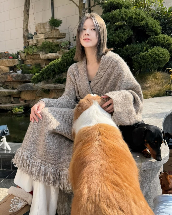 Nhân dịp đầu năm Âm lịch, Triệu Lộ Tư cũng đăng tải loạt ảnh ghi lại một số khoảnh khắc đời thường như: đón Giao thừa bên gia đình, chống gậy đi bộ, nấu ăn, chơi cùng thú cưng, đọc sách tâm lý... Cô cho biết, vừa thay đổi màu tóc và đây là gam màu cô phải đắn đo suốt 10 năm mới nhuộm.