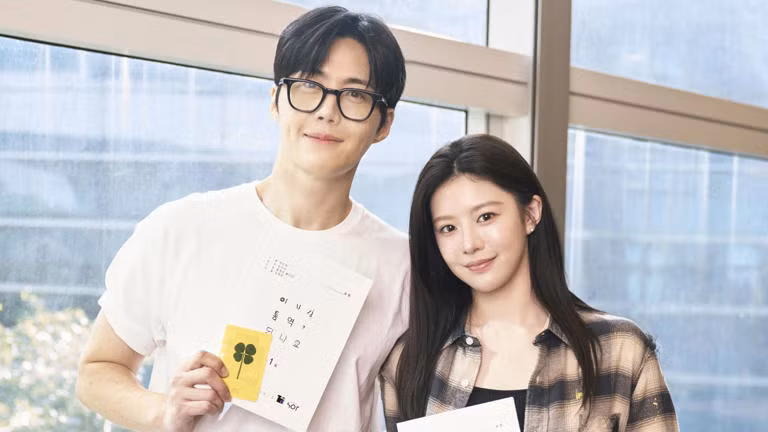 Cha Mu Hee và Ju Ho Jin có quan điểm trái ngược nhau về tình yêu, dẫn đến hiểu lầm. Tuy nhiên, khi họ dần trở nên gần gũi hơn, cuộc trò chuyện của họ trở nên ngày càng thú vị, dẫn đến những khoảnh khắc 'siêu ngọt' sau đó.