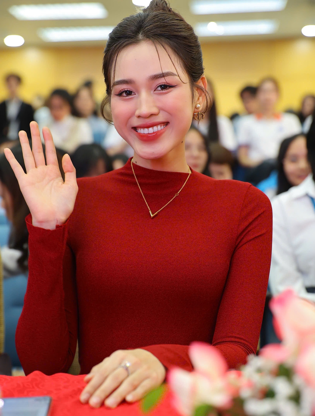 Hoa hậu Đỗ Thị Hà gửi lời chúc đến các bạn thí sinh Học viện Ngoại giao: “Tôi muốn dành lời chúc tốt đẹp cho các thí sinh của cuộc thi Hoa hậu Việt Nam 2024. Hy vọng, các bạn có thời gian tận hưởng ý nghĩa cùng cuộc thi. Tôi nghĩ, thứ chúng ta nhận được sau cuộc thi không chỉ danh hiệu, kết quả mà còn là hành trình ý nghĩa, có thể giao lưu, kết nối. Hy vọng, các bạn có thời gian đẹp với Hoa hậu Việt Nam giống như tôi” (Ảnh: Trọng Tài). Hoa hậu Đỗ Thị Hà gửi lời chúc đến các bạn thí sinh Học viện Ngoại giao: “Tôi muốn dành lời chúc tốt đẹp cho các thí sinh của cuộc thi Hoa hậu Việt Nam 2024. Hy vọng, các bạn có thời gian tận hưởng ý nghĩa cùng cuộc thi. Tôi nghĩ, thứ chúng ta nhận được sau cuộc thi không chỉ danh hiệu, kết quả mà còn là hành trình ý nghĩa, có thể giao lưu, kết nối. Hy vọng, các bạn có thời gian đẹp với Hoa hậu Việt Nam giống như tôi” (Ảnh: Trọng Tài).