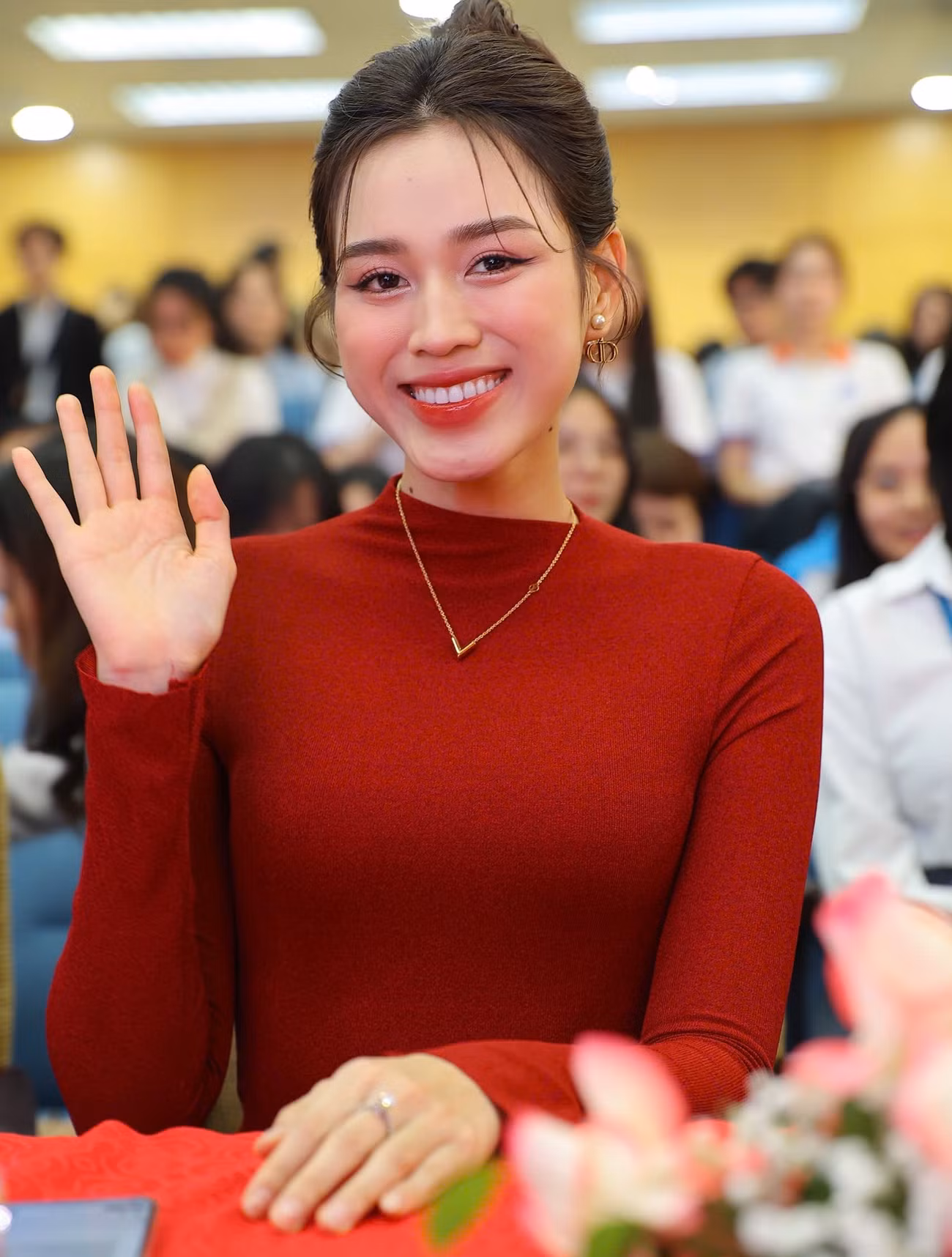 Hoa hậu Đỗ Thị Hà gửi lời chúc đến các bạn thí sinh Học viện Ngoại giao: “Tôi muốn dành lời chúc tốt đẹp cho các thí sinh của cuộc thi Hoa hậu Việt Nam 2024. Hy vọng, các bạn có thời gian tận hưởng ý nghĩa cùng cuộc thi. Tôi nghĩ, thứ chúng ta nhận được sau cuộc thi không chỉ danh hiệu, kết quả mà còn là hành trình ý nghĩa, có thể giao lưu, kết nối. Hy vọng, các bạn có thời gian đẹp với Hoa hậu Việt Nam giống như tôi” (Ảnh: Trọng Tài).