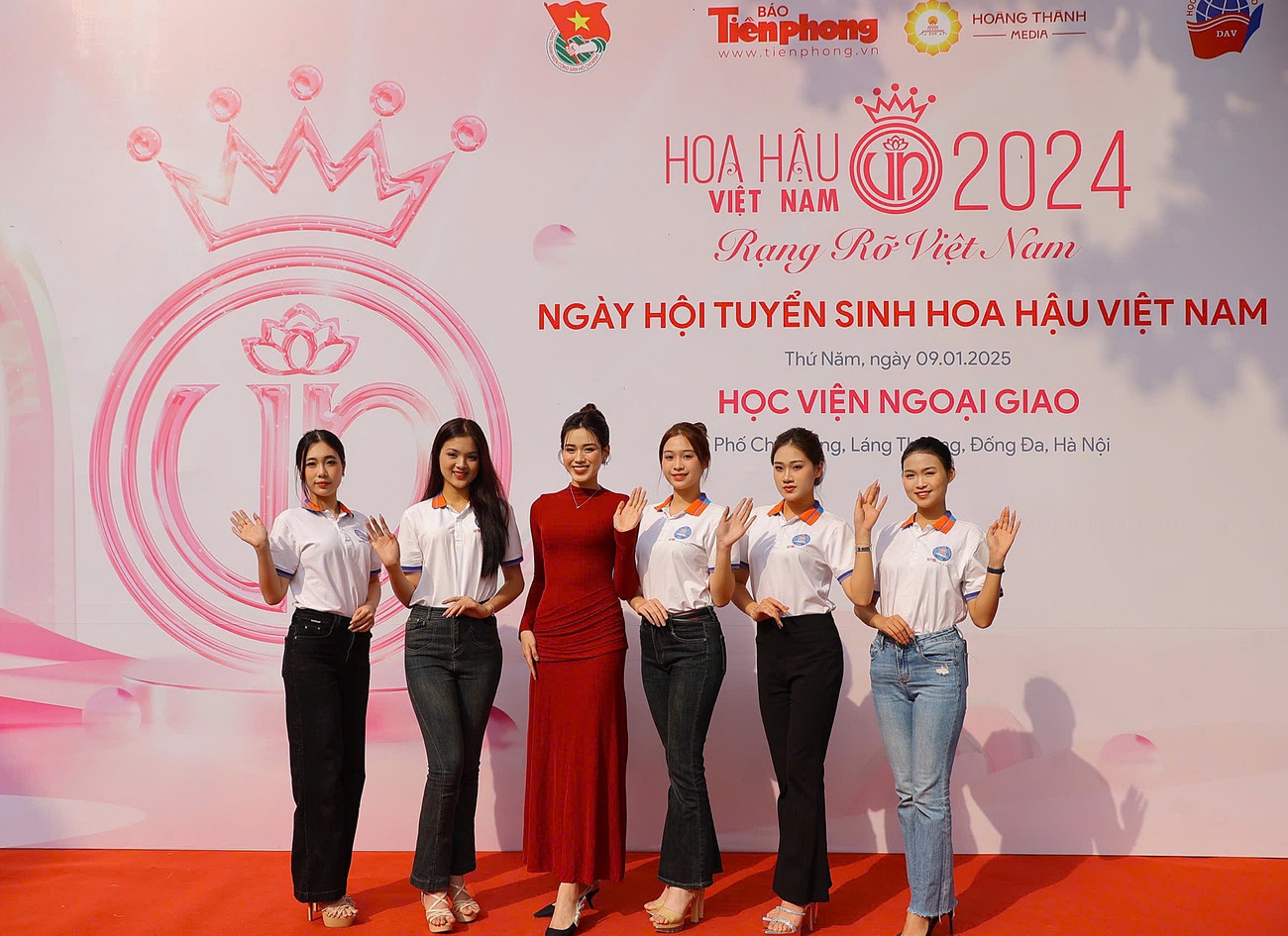 Hoa hậu Đỗ Thị Hà cùng dàn ứng viên tiềm năng tại Học viện Ngoại giao. (Ảnh: Trọng Tài) Hoa hậu Đỗ Thị Hà cùng dàn ứng viên tiềm năng tại Học viện Ngoại giao. (Ảnh: Trọng Tài)