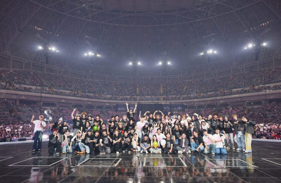 Vào ngày 11 - 12/1, buổi hòa nhạc SMTOWN LIVE in Seoul đã diễn ra tại Gocheok Sky Dome. Trong hai đêm, người hâm mộ có thể nhìn thấy tất cả nghệ sĩ SM yêu thích của mình ở cùng một nơi. Vào ngày 11 - 12/1, buổi hòa nhạc SMTOWN LIVE in Seoul đã diễn ra tại Gocheok Sky Dome. Trong hai đêm, người hâm mộ có thể nhìn thấy tất cả nghệ sĩ SM yêu thích của mình ở cùng một nơi.