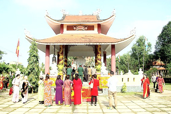 Đền thờ Chủ tịch Hồ Chí Minh và Đại tướng Võ Nguyên Giáp tại Khu tưởng niệm các AHLS tại thôn Lương Điền (Hải Sơn, Hải Lăng, Quảng Trị). Khánh thành Đền thờ Chủ tịch Hồ Chí Minh và Đại tướng Võ Nguyên Giáp ảnh 1