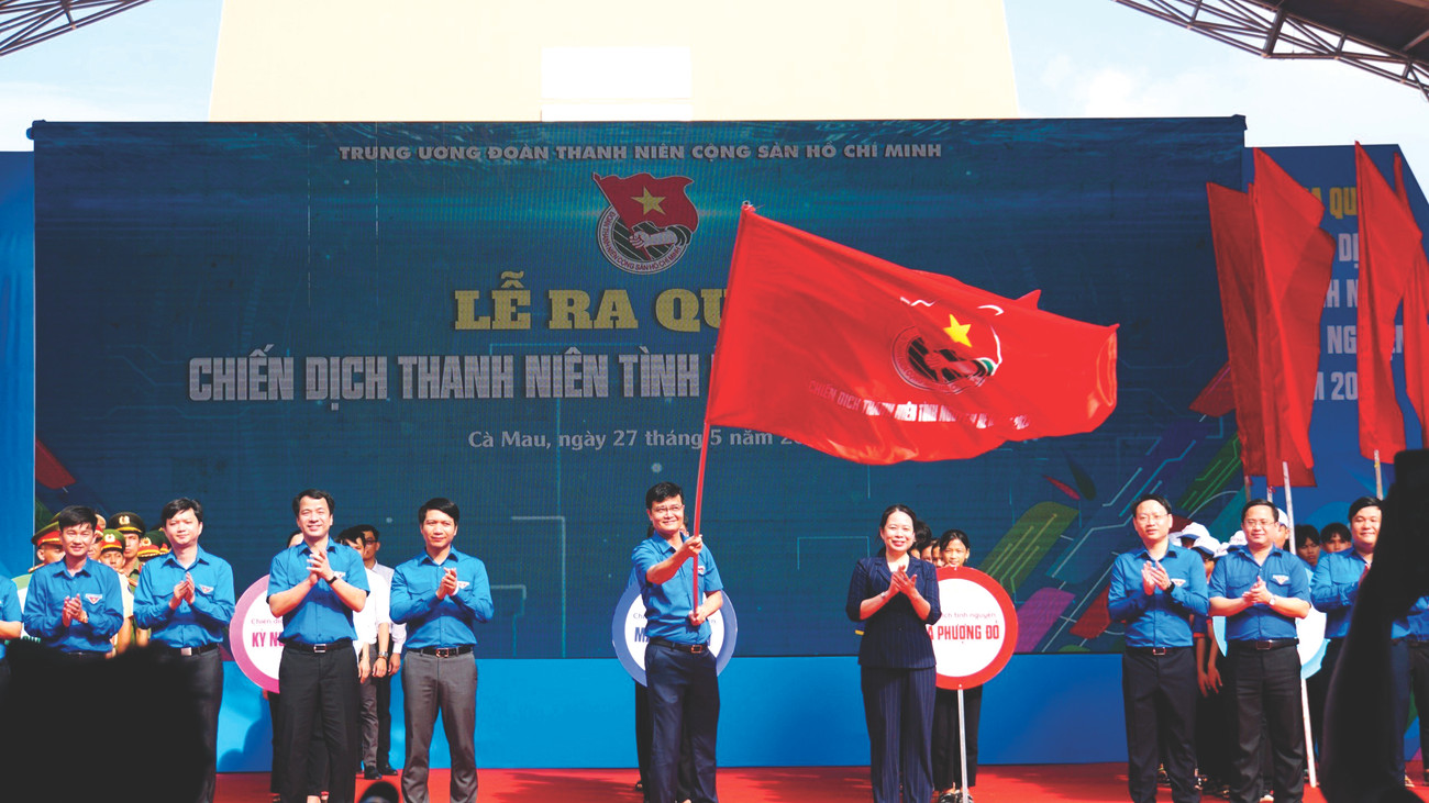 Phó Chủ tịch nước Võ Thị Ánh Xuân và Bí thư thứ nhất T.Ư Đoàn Bùi Quang Huy phát lệnh ra quân Chiến dịch Thanh niên tình nguyện hè 2023 tại Cà Mau. Ảnh: Hòa Hội